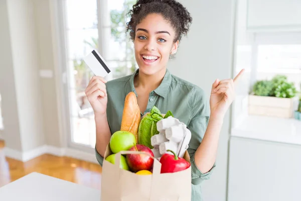 Jonge African American Girl Holding Papieren Zak Van Boodschappen Creditcard — Stockfoto