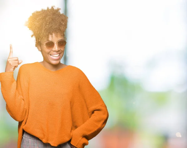 Hermosa Mujer Afroamericana Joven Con Gafas Sol Sobre Fondo Aislado — Foto de Stock