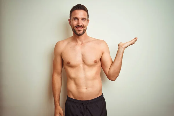 Young Handsome Shirtless Man Isolated Background Smiling Cheerful Presenting Pointing — Stock Photo, Image