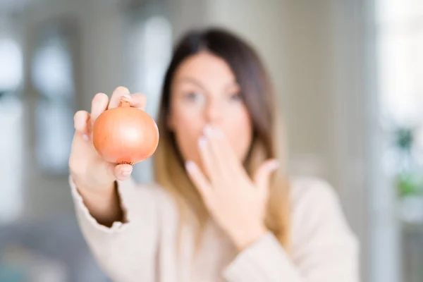 Junge Schöne Frau Mit Frischer Zwiebel Hause Bedeckt Mund Mit — Stockfoto