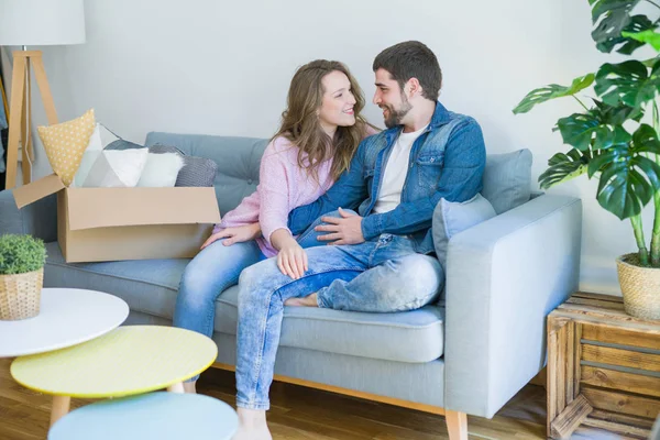 Junges Verliebtes Paar Umarmt Auf Dem Sofa Sitzend Sehr Glücklich — Stockfoto