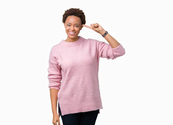 Hermosa Joven Afroamericana Sobre Fondo Aislado Sonriendo Señalando Cabeza Con — Foto de Stock