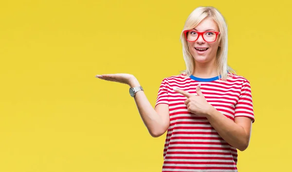 Giovane Bella Donna Bionda Che Indossa Occhiali Sfondo Isolato Stupito — Foto Stock