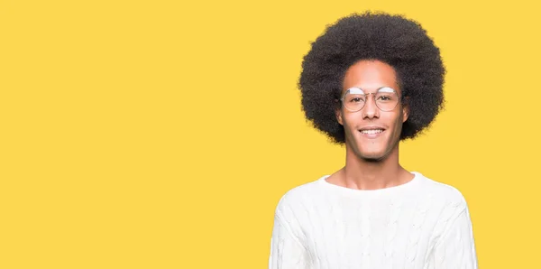 Jovem Afro Americano Com Cabelo Afro Vestindo Óculos Mãos Juntas — Fotografia de Stock