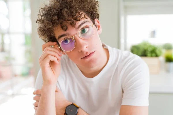 Joven Hombre Guapo Con Gafas Con Mano Barbilla Pensando Pregunta —  Fotos de Stock