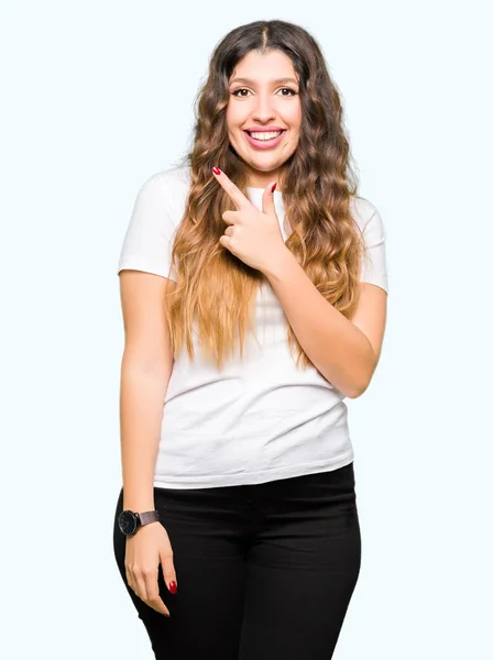Νεαρή Όμορφη Γυναίκα Που Φοράει Περιστασιακή Λευκό Shirt Χαρούμενα Ένα — Φωτογραφία Αρχείου