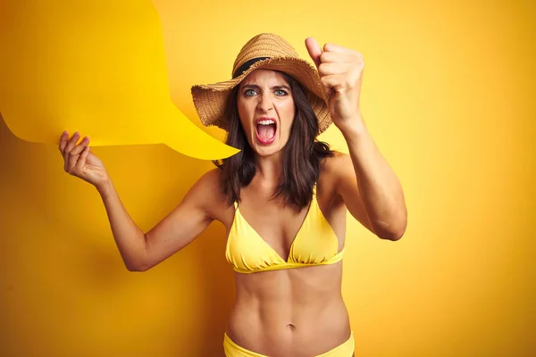 Schöne Frau Trägt Gelben Bikini Und Hält Sprechenden Ballon Über — Stockfoto