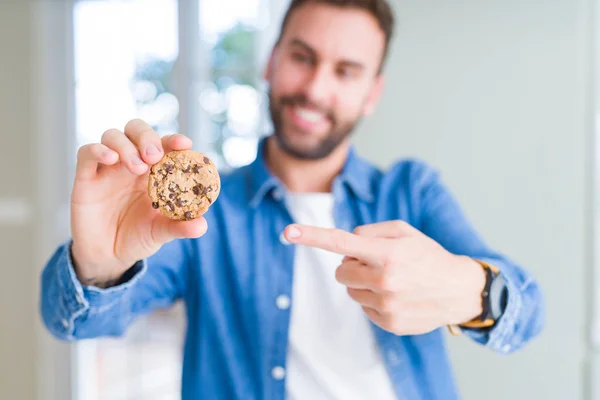 Beau Homme Mangeant Des Biscuits Aux Pépites Chocolat Très Heureux — Photo