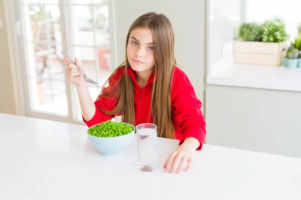 Schönes Junges Mädchen Das Gesunde Grüne Erbsen Isst Mit Selbstbewusstem — Stockfoto