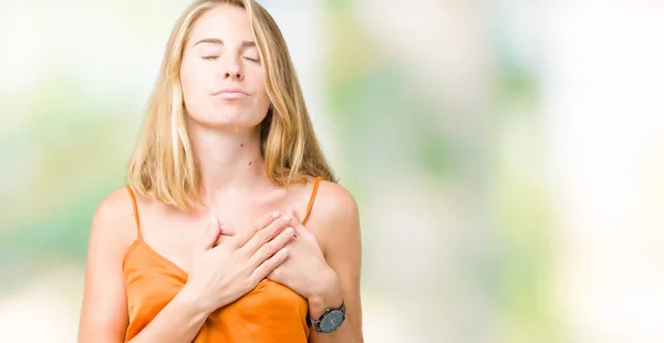 Mooie Jonge Vrouw Die Het Dragen Van Oranje Shirt Geïsoleerde — Stockfoto