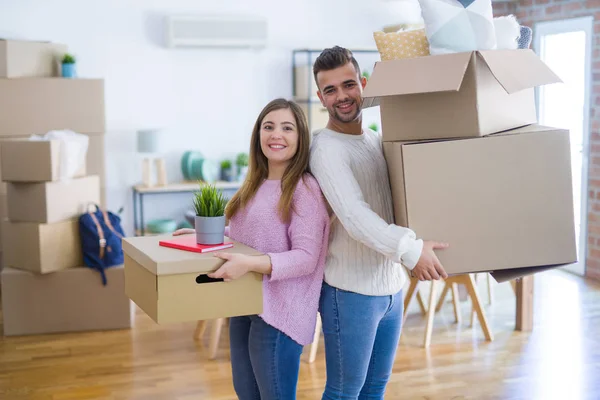 Joven Hermosa Pareja Enamorada Mudarse Nuevo Hogar Celebración Cajas Cartón — Foto de Stock