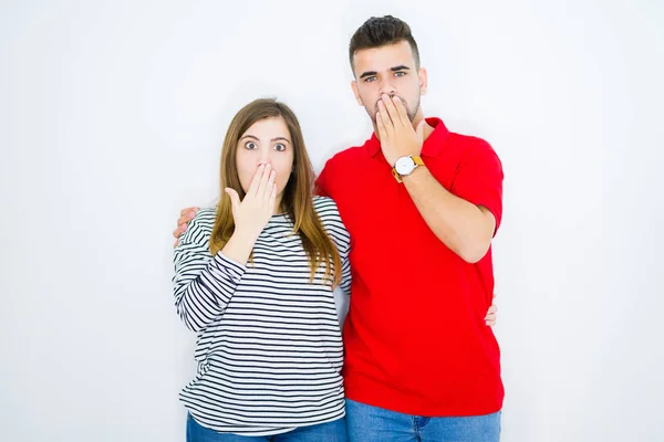 Jong Mooi Paar Knuffelen Samen Witte Geïsoleerde Achtergrond Cover Mond — Stockfoto