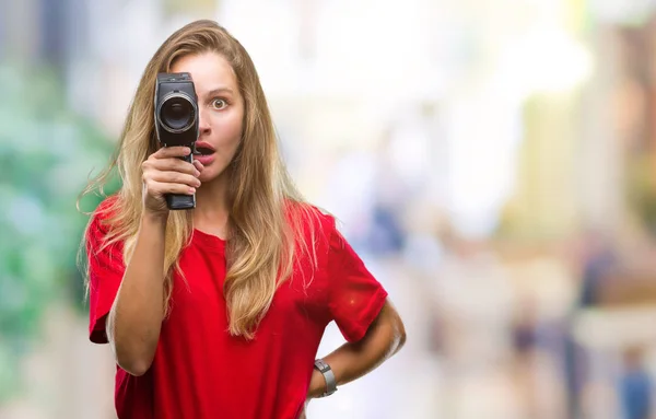 Junge Schöne Blonde Frau Filmt Mit Vintage Kamera Vor Isoliertem — Stockfoto