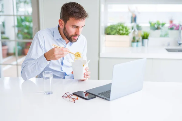 Business Man Eating Take Away Asian Noodles Food While Working — Stock Photo, Image