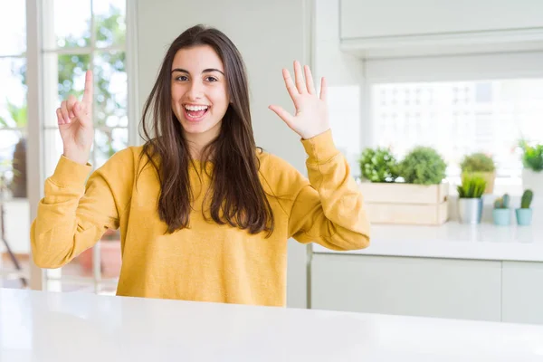 Mooie Jonge Vrouw Dragen Gele Trui Tonen Wijzend Met Vingers — Stockfoto