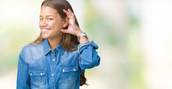 Jovem Mulher Bonita Morena Vestindo Camisa Jeans Azul Sobre Fundo — Fotografia de Stock