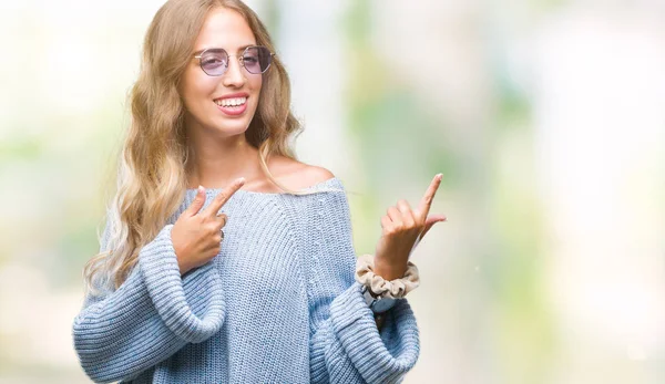 Linda Jovem Loira Usando Óculos Sol Sobre Fundo Isolado Sorrindo — Fotografia de Stock