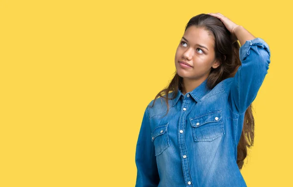 Jovem Bela Mulher Morena Vestindo Camisa Jeans Azul Sobre Fundo — Fotografia de Stock