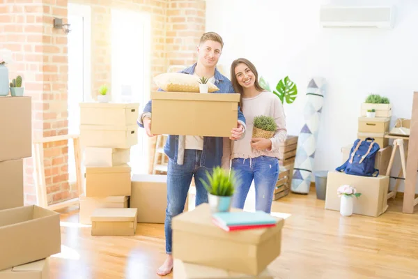 Glückliches Paar Mit Boxen Neuen Zuhause — Stockfoto