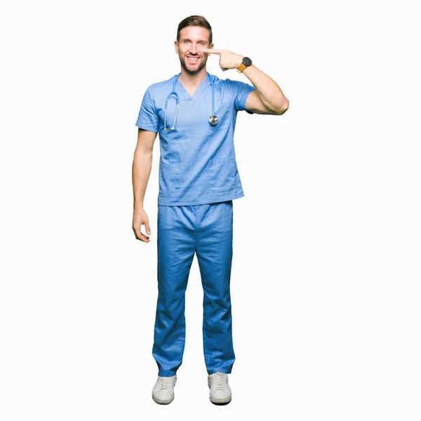 Bonito Médico Homem Vestindo Uniforme Médico Sobre Fundo Isolado Apontando — Fotografia de Stock