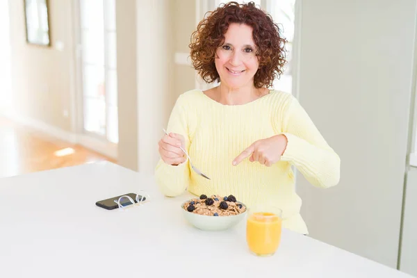 Старша Жінка Їсть Здоровий Сніданок Вранці Вдома Дуже Щаслива Вказуючи — стокове фото