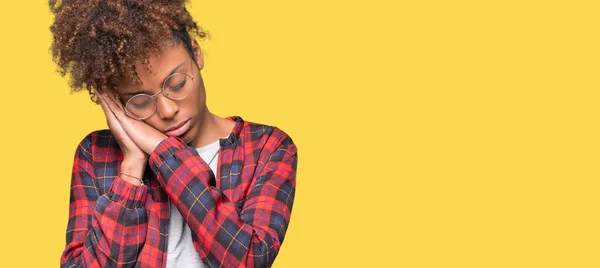 Linda Jovem Afro Americana Vestindo Óculos Sobre Fundo Isolado Dormindo — Fotografia de Stock