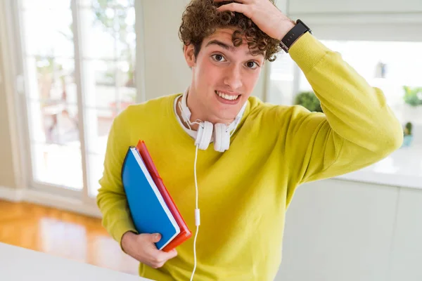 Joven Estudiante Que Usa Auriculares Sostiene Cuadernos Estresados Con Mano —  Fotos de Stock
