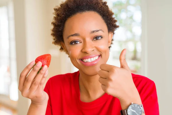 若いアフリカ系アメリカ人女性は Okサインをやって大きな笑顔で幸せな朝食のために新鮮なイチゴを食べて 指で親指 優れた兆候 — ストック写真