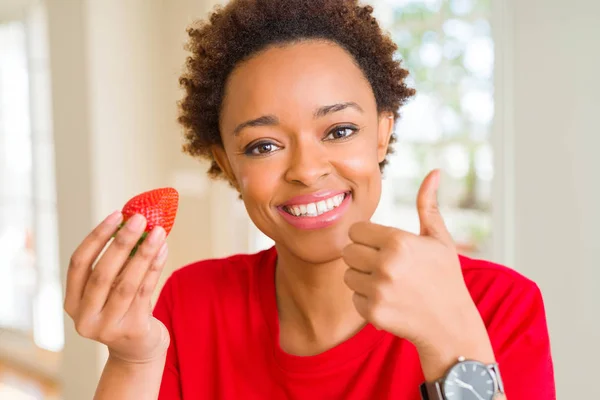 Jeune Femme Afro Américaine Mangeant Des Fraises Fraîches Pour Petit — Photo