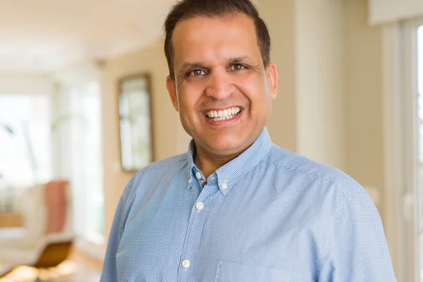 Hombre de mediana edad sonriendo confiado a la cámara en casa — Foto de Stock