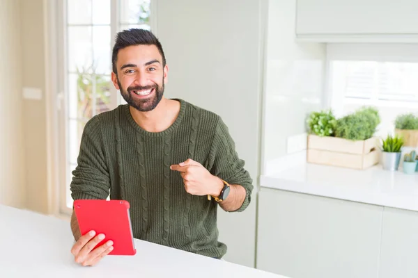 Hombre Hispano Guapo Usando Tableta Casa Con Cara Sorpresa Señalándose — Foto de Stock