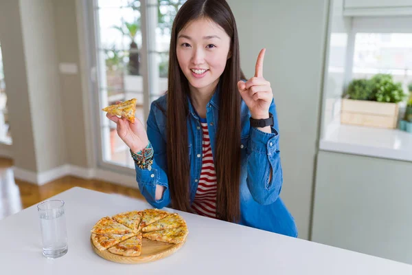 Güzel Asyalı Kadın Bir Dilim Peynirpizza Yemek Bir Fikir Soru — Stok fotoğraf