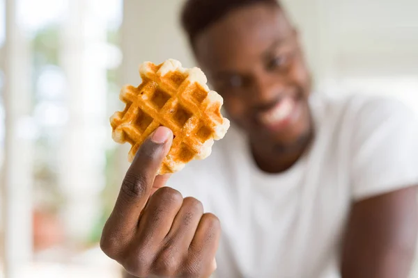 Africain Américain Manger Doux Gaufre Belge Avec Une Expression Confiante — Photo