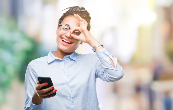 Jonge Gevlochten Haar Afrikaanse Amerikaanse Bedrijfsleven Meisje Met Smartphone Geïsoleerde — Stockfoto