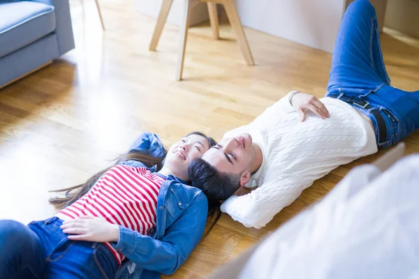 Mladý Asijský Pár Ležící Podlaze Lepenkovou Kartonovou Krabicí Uvolňující Usměvavý — Stock fotografie