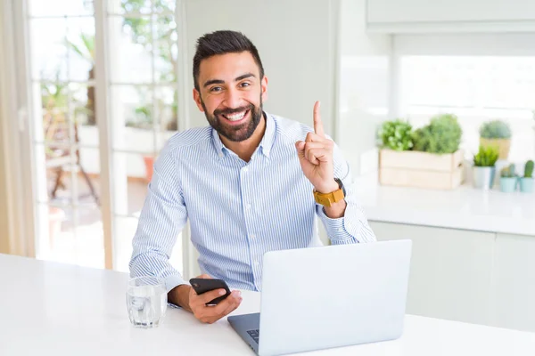 Bonito Homem Negócios Hispânico Usando Laptop Smartphone Surpreso Com Uma — Fotografia de Stock