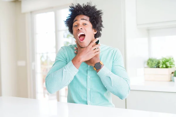 African American Business Man Het Dragen Van Elegante Shirt Schreeuwen — Stockfoto