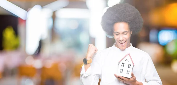 Jonge Afro Amerikaanse Man Met Afro Haar Bedrijf House Schreeuwen — Stockfoto