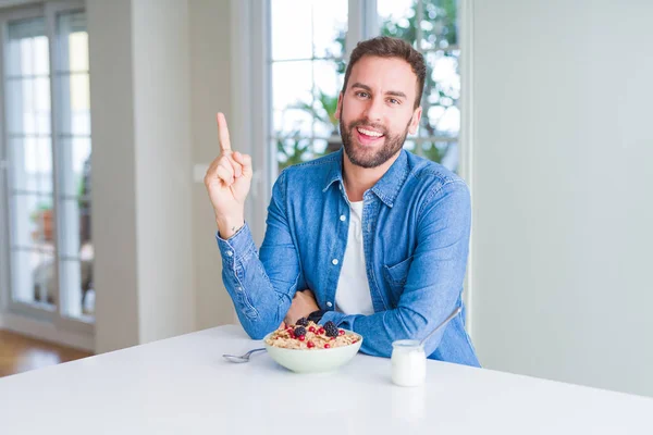 Όμορφος Άνθρωπος Που Τρώει Δημητριακά Για Πρωινό Στο Σπίτι Ένα — Φωτογραφία Αρχείου