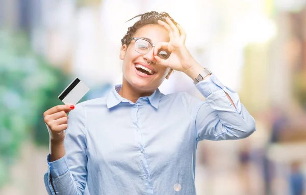 Chica Afroamericana Joven Sosteniendo Tarjeta Crédito Sobre Fondo Aislado Con —  Fotos de Stock