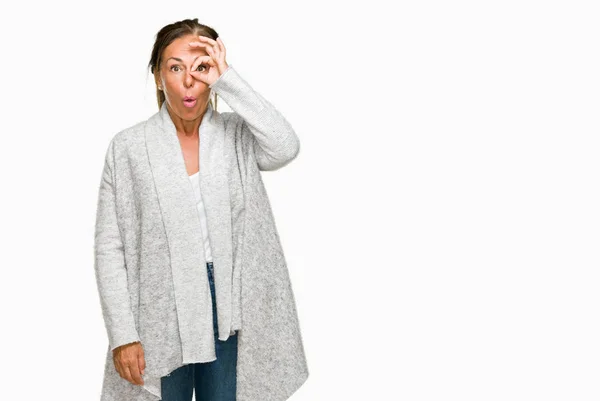 Mooie Middenleeftijd Volwassen Vrouw Winter Trui Dragen Geïsoleerde Achtergrond Doen — Stockfoto