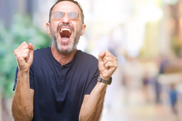 Hombre Mediana Edad Con Gafas Sol Sobre Fondo Aislado Celebrando — Foto de Stock