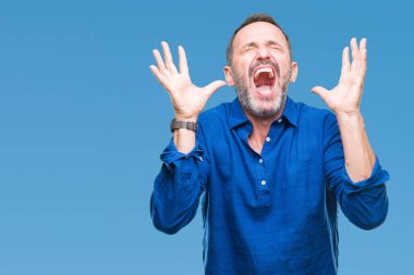 Orta yaş ağarmış üst düzey adam kızgın ve silah ile başarı için deli kutluyor izole arka plan üzerinde kaldırdı ve heyecanlı çığlık gözler kapalı. Kazanan kavramı