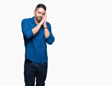 Yakışıklı delikanlı uyku yorgun hayal ve ellerle birlikte poz ile kapalı gözler gülümseyen izole arka plan üzerinde.