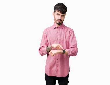 Acele işaretleme izlemek için zaman, sabırsızlık, üzgün ve kızgın son tarih gecikme için izole arka plan üzerinde pembe gömlek giymiş genç yakışıklı adam