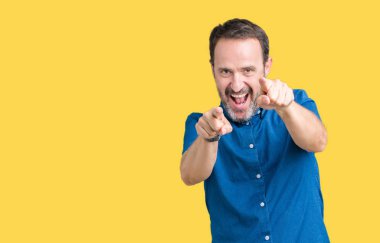 Yakışıklı orta yaş zarif komuta sizde izole üzerinde arka plan size işaret ve parmaklar, kamerayla olumlu ve neşeli gülümseyen