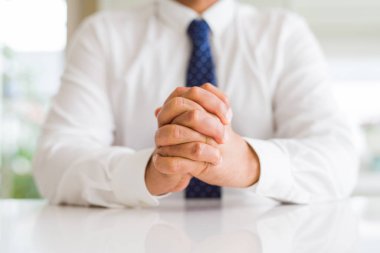 Adam elinde yakın çekim