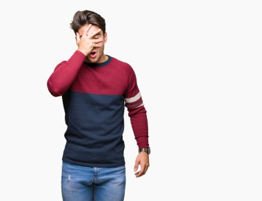 Mahcup ifadeyle parmaklarımın arasından seyir izole arka yüz ve gözler el ile kapsayan şok bakmak genç yakışıklı adam.