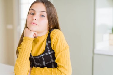 Kendinden emin ve heyecanlı kameraya gülümseyen güzel genç kız çocuk