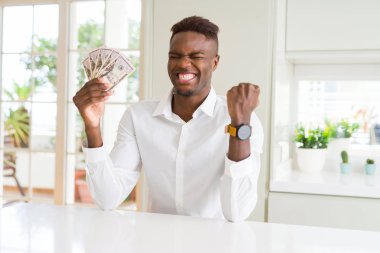 Afro-Amerikan adam elli dolar banka banknotları tutan gurur çığlık ve zafer ve başarı çok heyecanlı kutluyor, duygu tezahürat